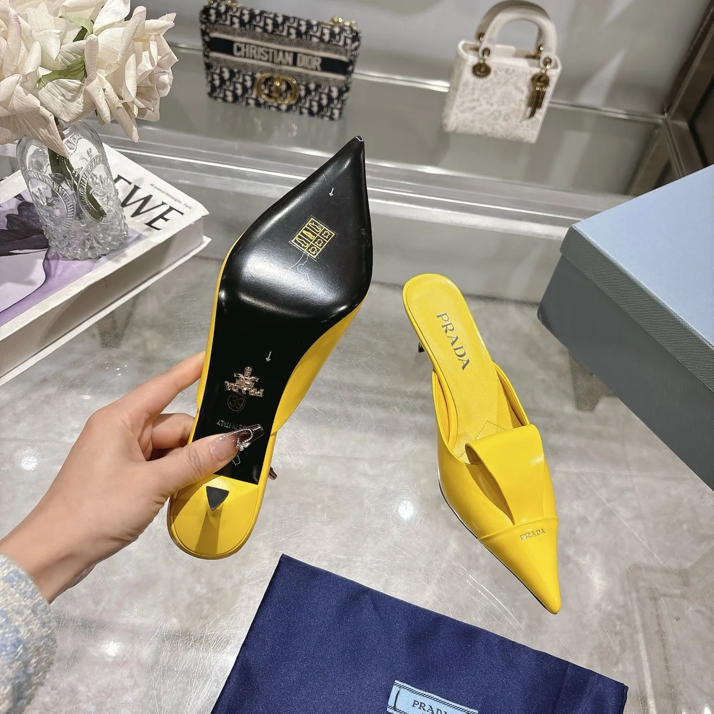 👟👟Ex-factory price 540👟👟 PRADA* Prada 25ss spring and summer new Mary Jane pointed-toe high-heeled shoes fashion shoes. Purchased from the original version and developed 1:1, perfect details, comfortable on the feet, can be matched with beautiful spring and summer clothes, exquisite and durable 🤩 ✔Upper: original open edge beaded cowhide ✔Inner lining: sheepskin ✔Outsole: Italian leather outsole ✔Heel height: 5.5cm, 7.5cm ✔Number of yards: 35-40 (41 can be customized and non-refundable) ✔Packaging: original full set of packaging
